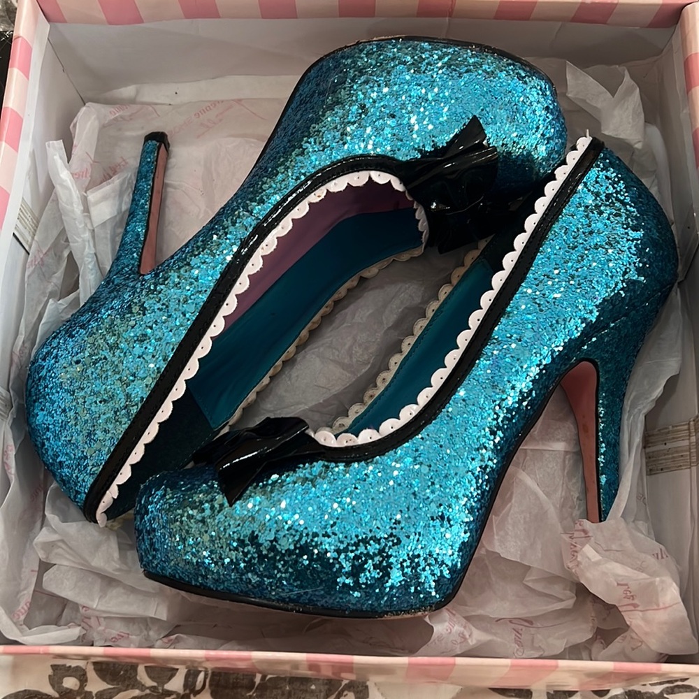 Leg Avenue size 8 heels